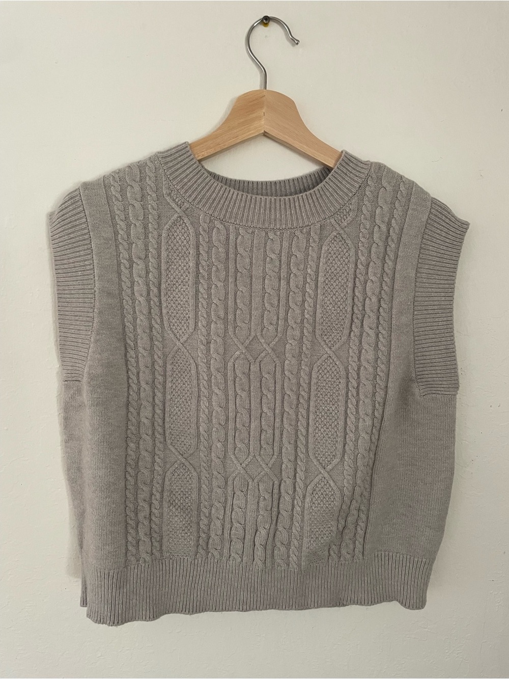 Cyrus Women’s Cable Knit Crewneck SleevelessSweater Vest - Light Gray